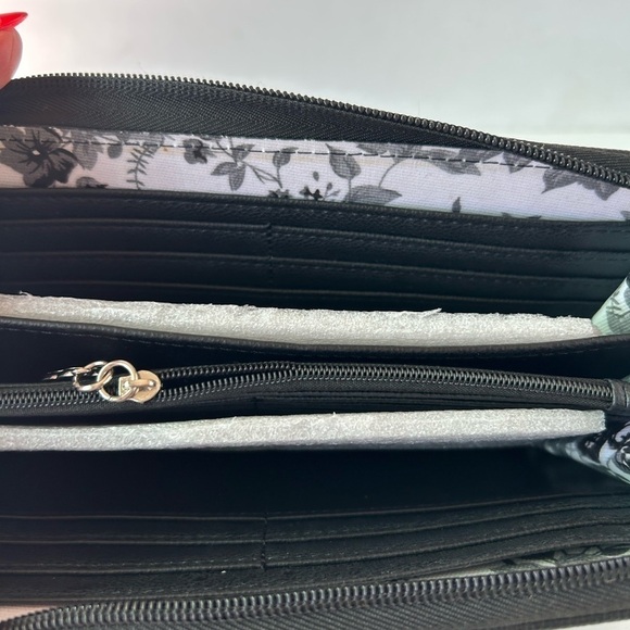 NWOT Bella Russo Faux Leather Large Black Zippered Wallet - Picture 3 of 5